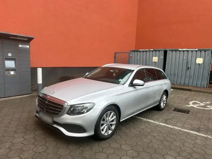 Mercedes-Benz E 220 D