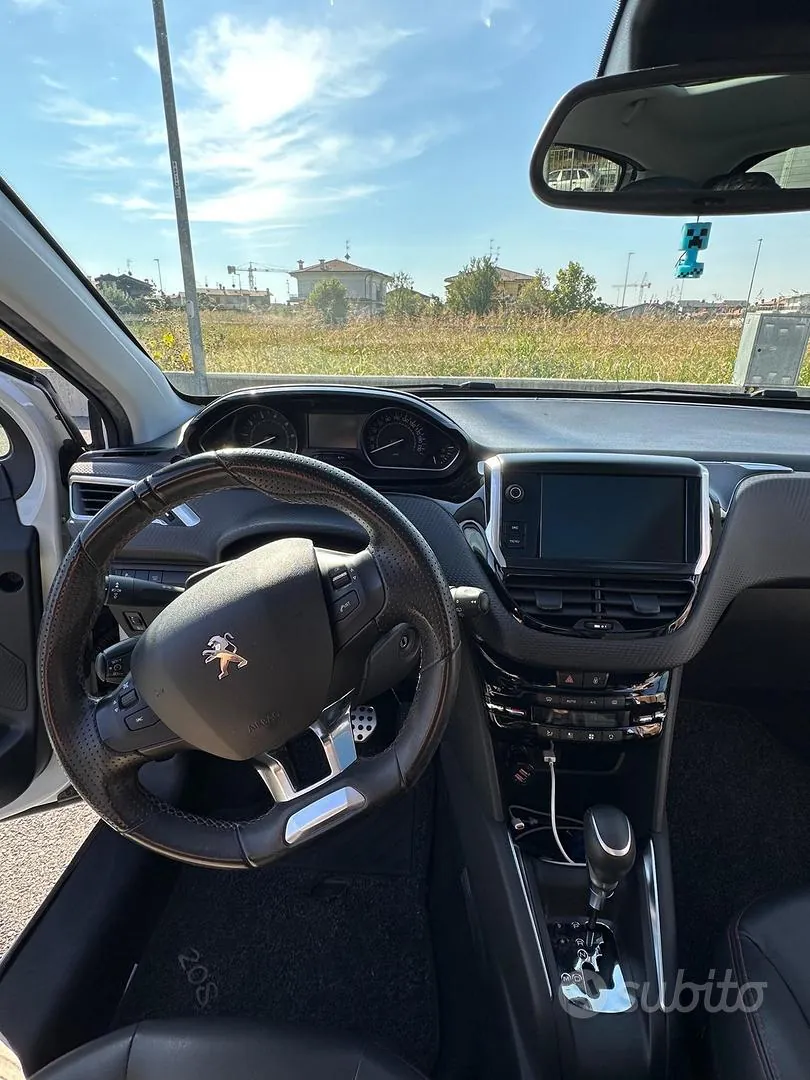 Peugeot 208 2018 photo 3