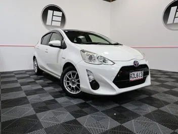 Toyota Aqua 2015 photo 2