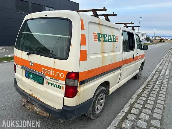 Toyota Hiace 2012 photo 3