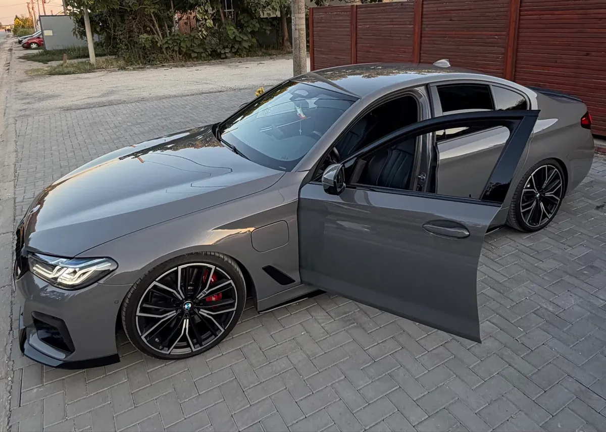 BMW 5 Series 2021 photo 2