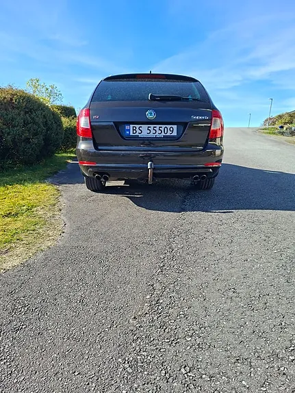Skoda Superb 2012 photo 2