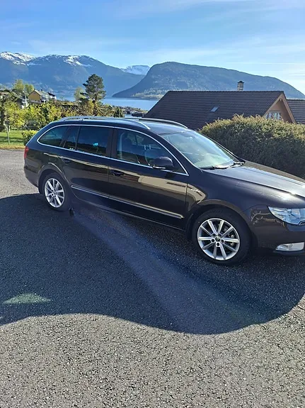 Skoda Superb 2012 photo 3