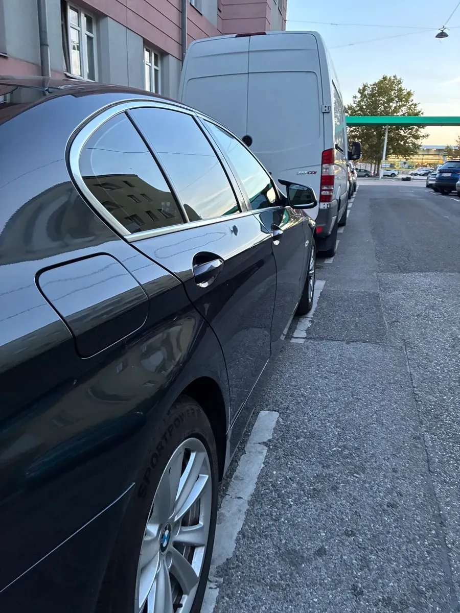 BMW 5 Series 2010 photo 2