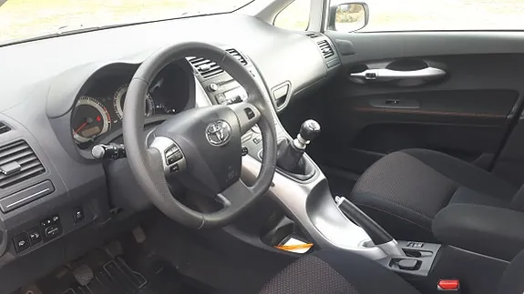 Toyota Auris 2010 photo 3