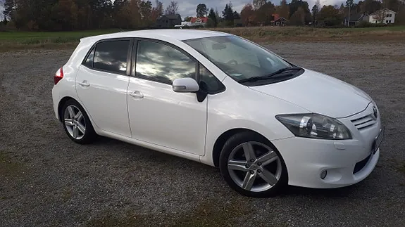 Toyota Auris 2010 photo 2