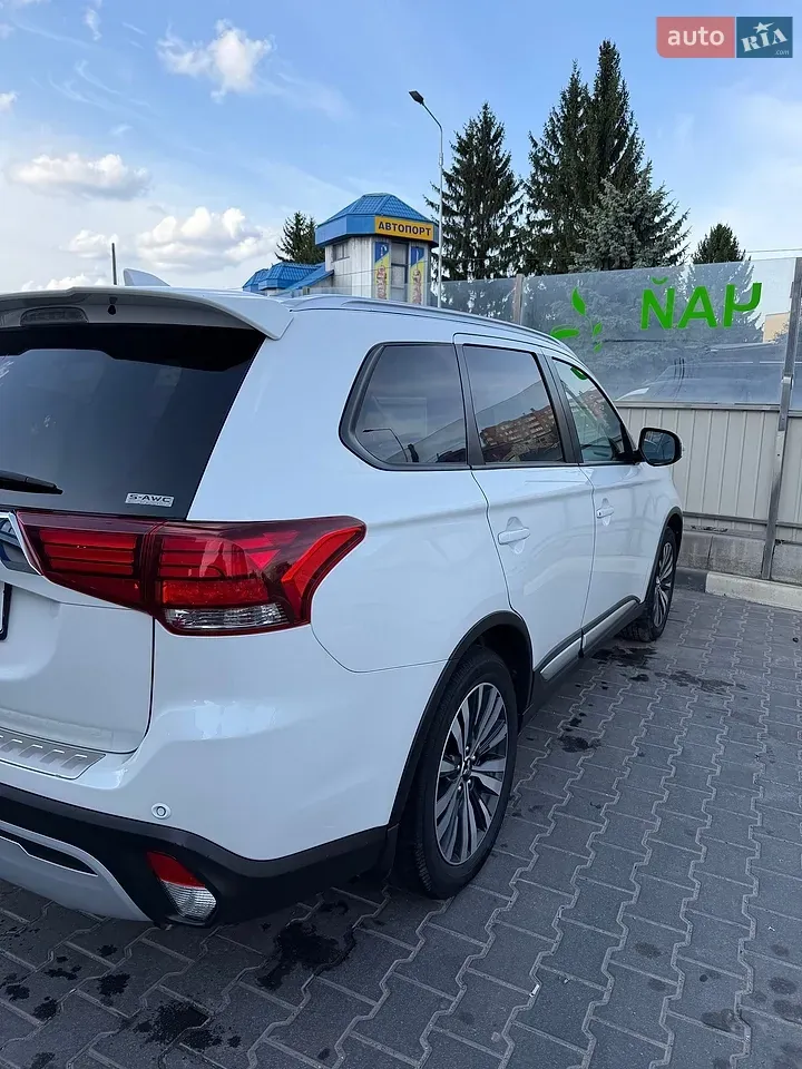 Mitsubishi Outlander 2021 photo 2