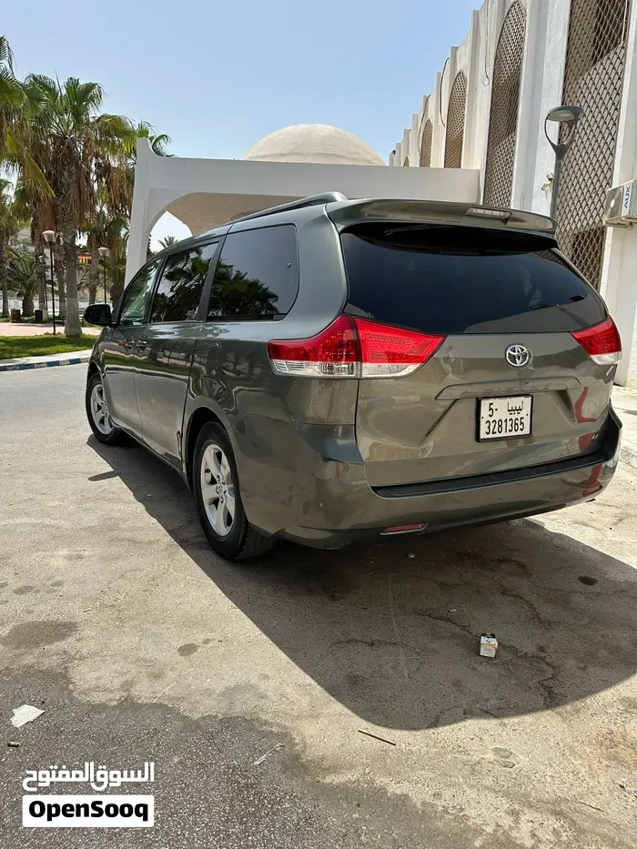 Toyota Sienna 2014 photo 3