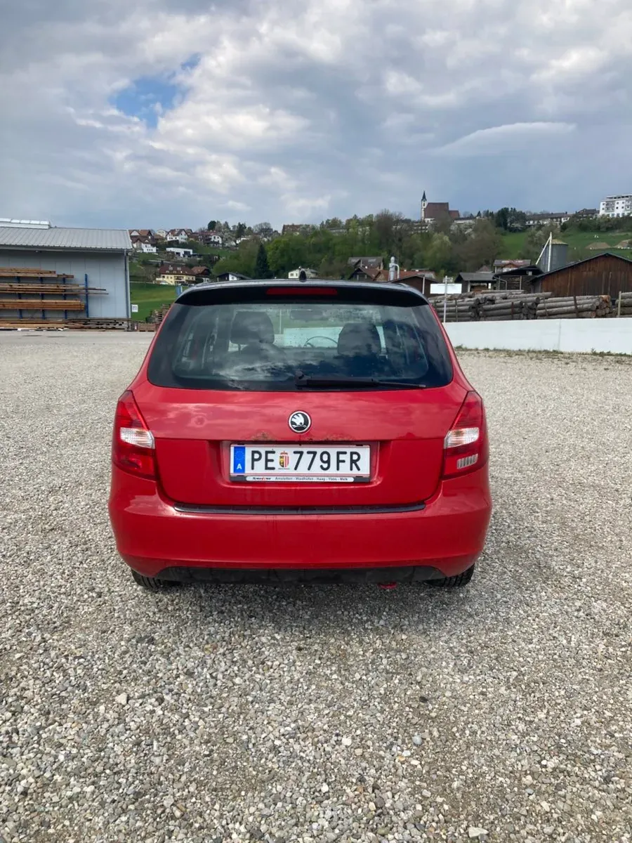 Skoda Fabia 2010 photo 3