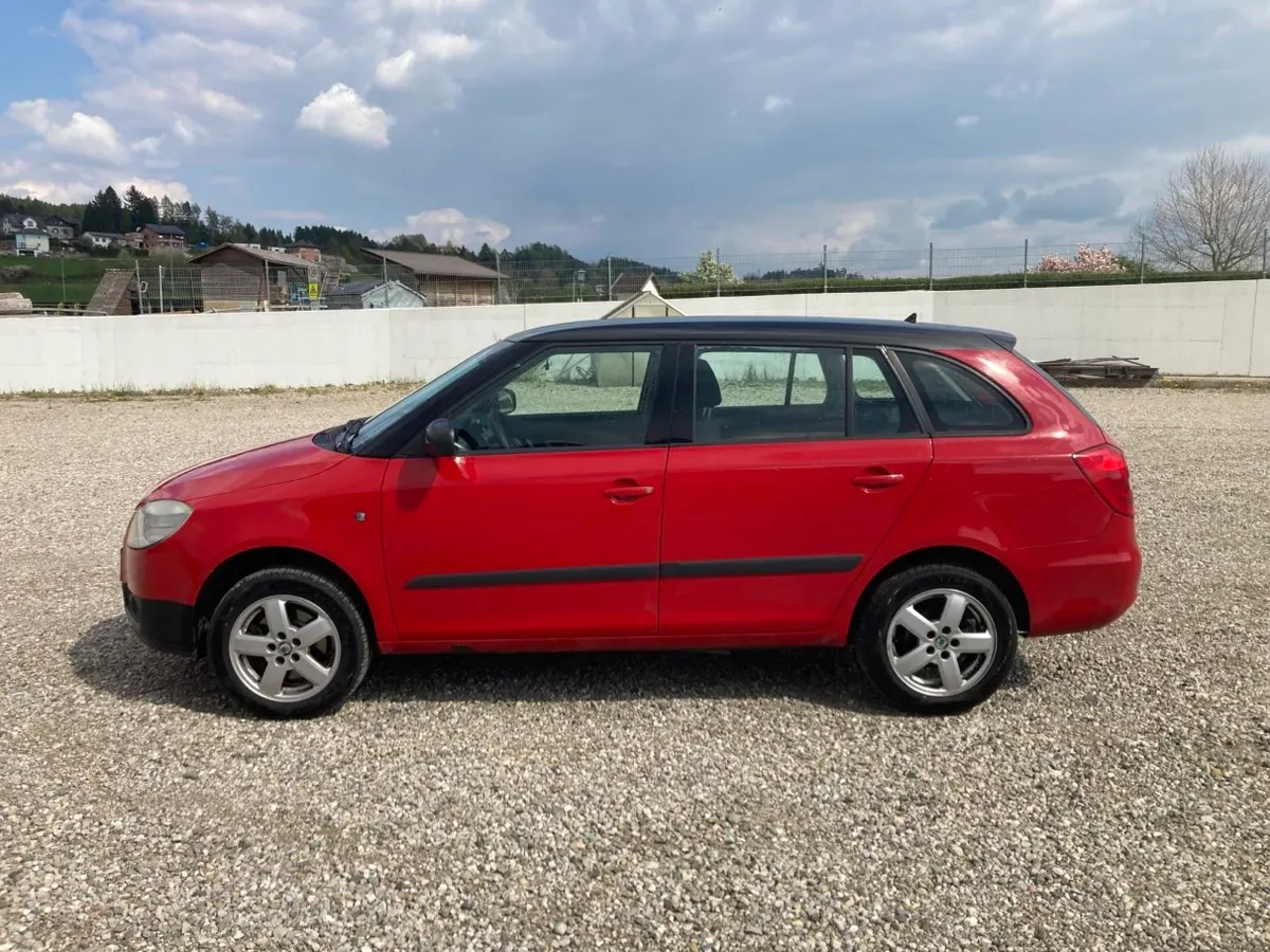 Skoda Fabia 2010 photo 2