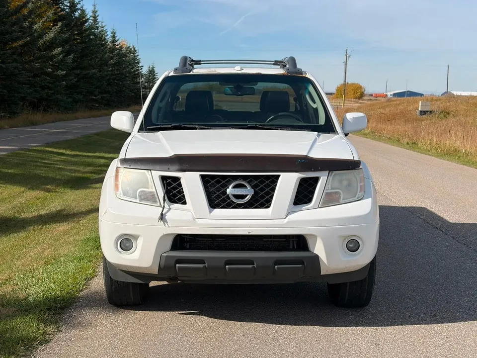 Nissan Frontier 2011 photo 2