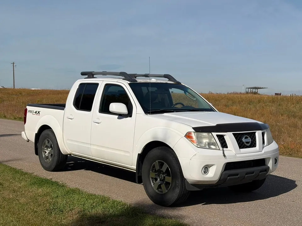 Nissan Frontier 2011 photo 3
