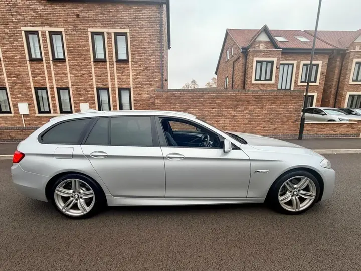 BMW 5 Series 2011 photo 2