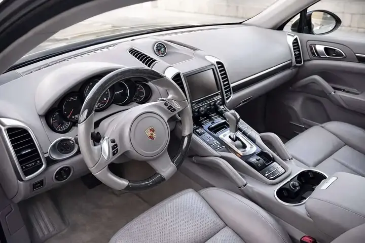 Porsche Cayenne 2013 photo 2