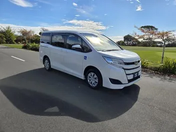 Toyota Noah 2021 photo 2