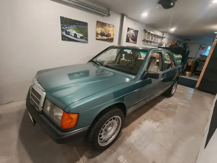 Mercedes-Benz 190 1983 photo 2
