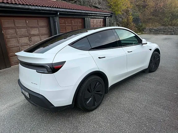 Tesla Model Y 2025 photo 3