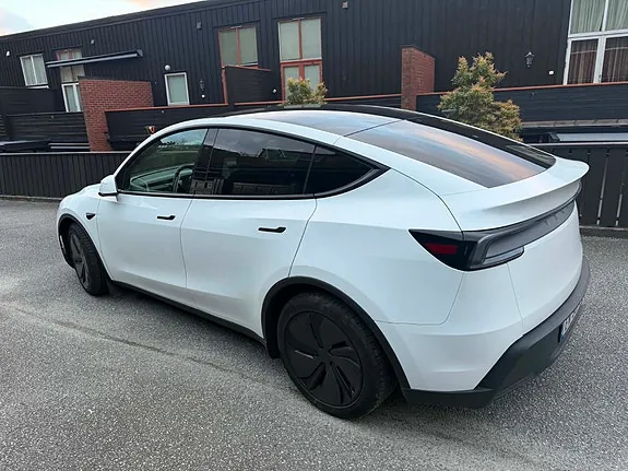 Tesla Model Y 2025 photo 2