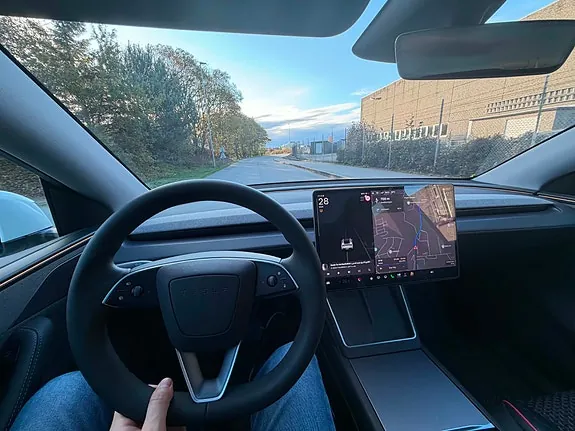 Tesla Model Y 2025 photo 4