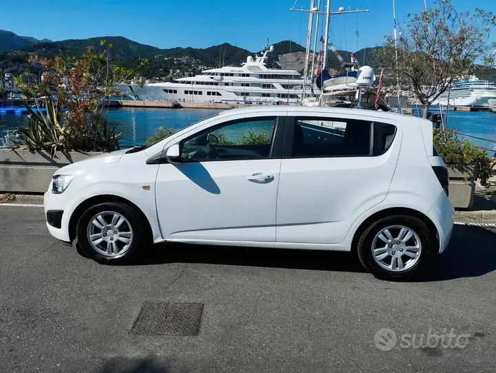 Chevrolet Aveo 2011 photo 2