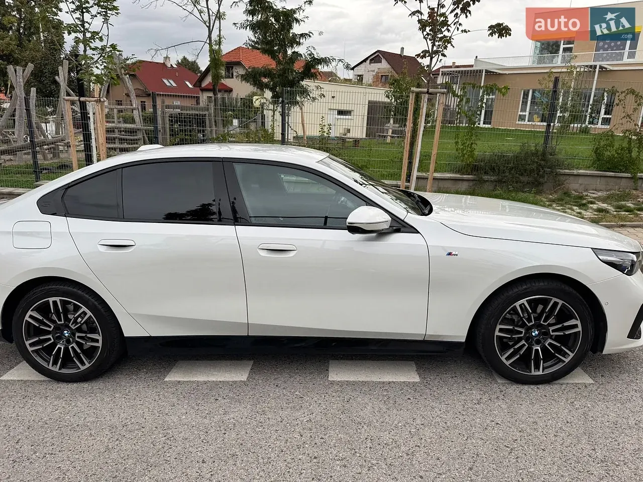 BMW 5 Series 2024 photo 2
