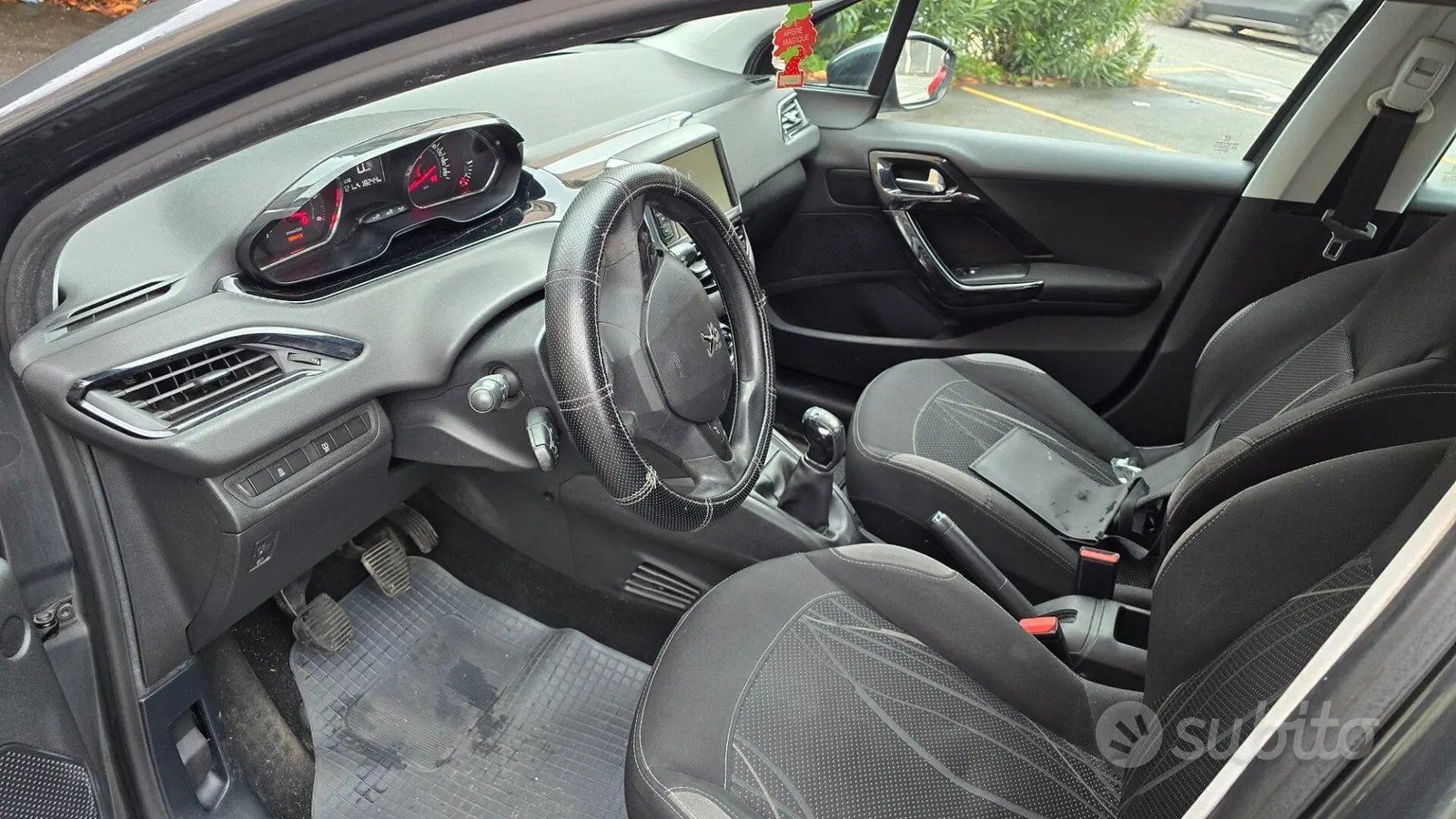 Peugeot 208 2015 photo 5
