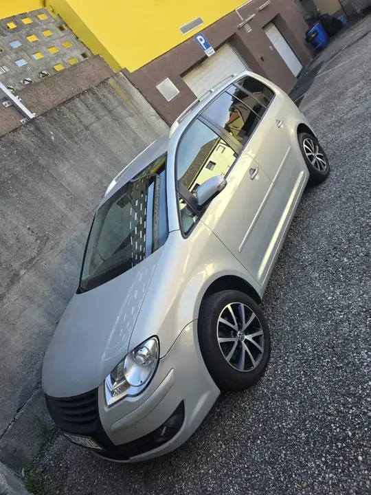 Volkswagen Touran 2008 photo 2