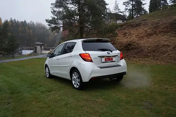 Toyota Yaris 2015 photo 5