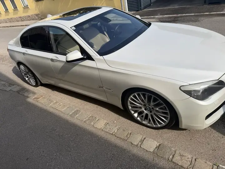 BMW 7 Series 2011 photo 2