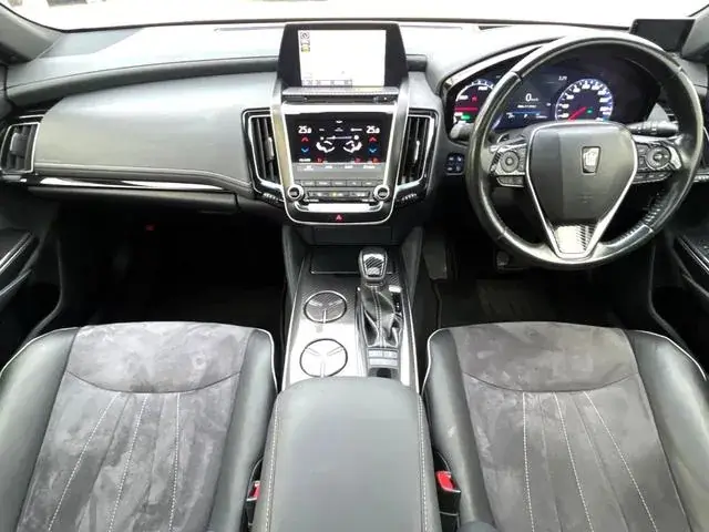 Toyota Crown 2018 photo 2