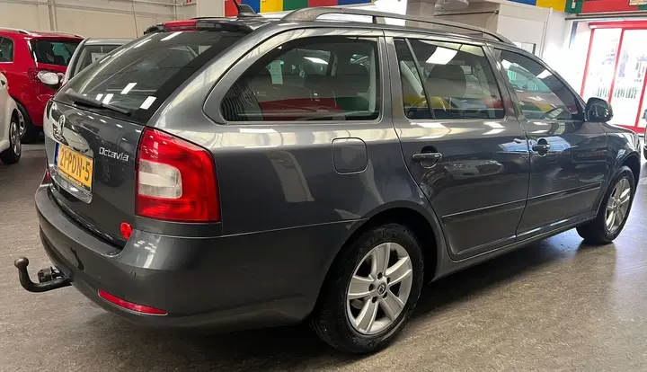 Skoda Octavia 2011 photo 2
