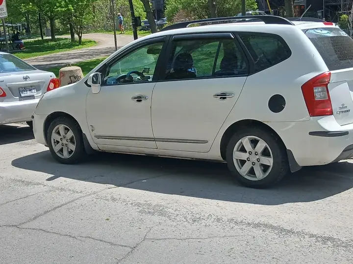 Kia Rondo 2010 photo 5