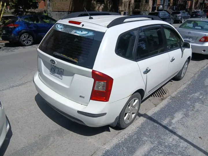 Kia Rondo 2010 photo 4