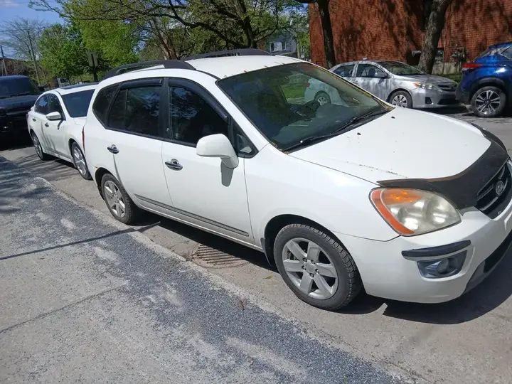 Kia Rondo 2010 photo 3