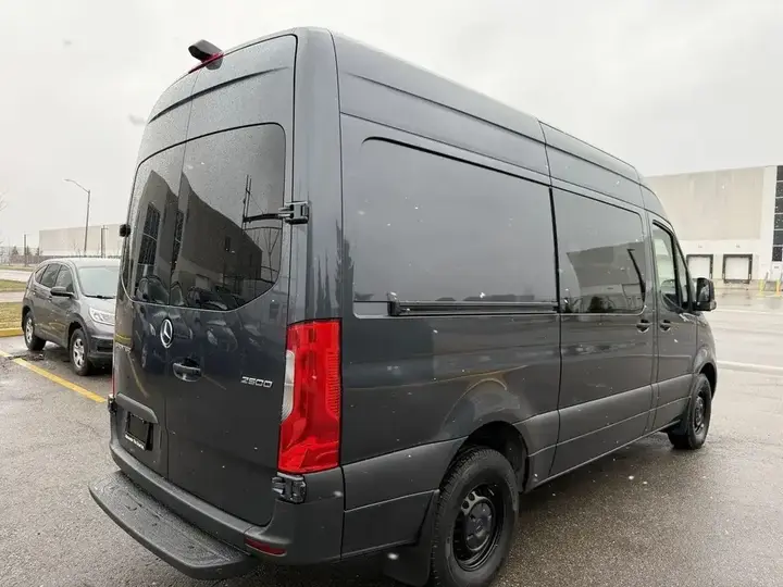 Mercedes-Benz Sprinter Van 2023 photo 3