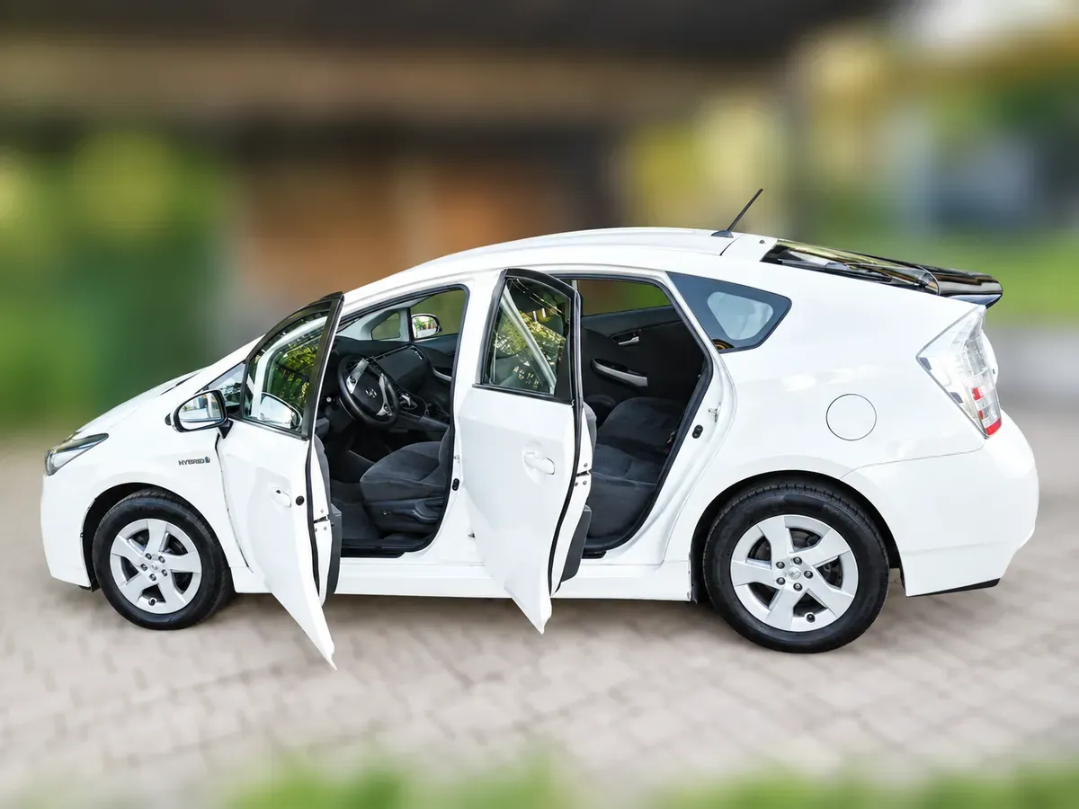 Toyota Prius 2011 photo 2