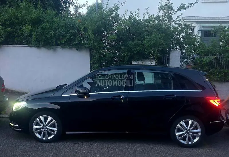 Mercedes-Benz B180 2012 photo 5