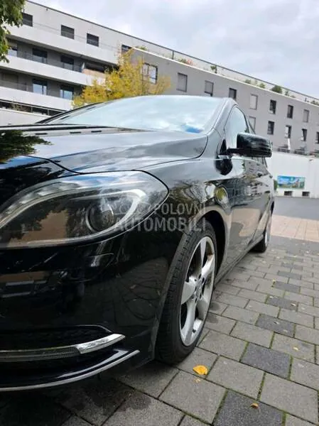 Mercedes-Benz B180 2012 photo 2