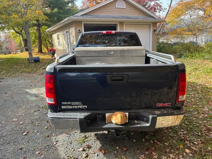 GMC Sierra 2010 photo 2