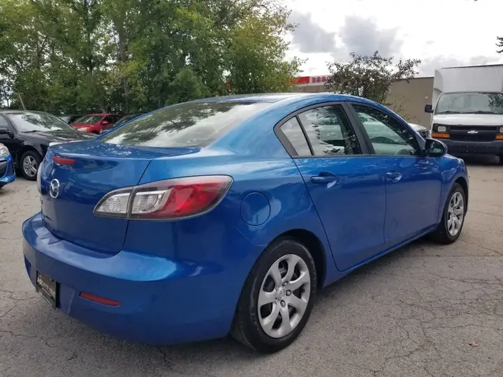 Mazda Mazda3 2012 photo 3