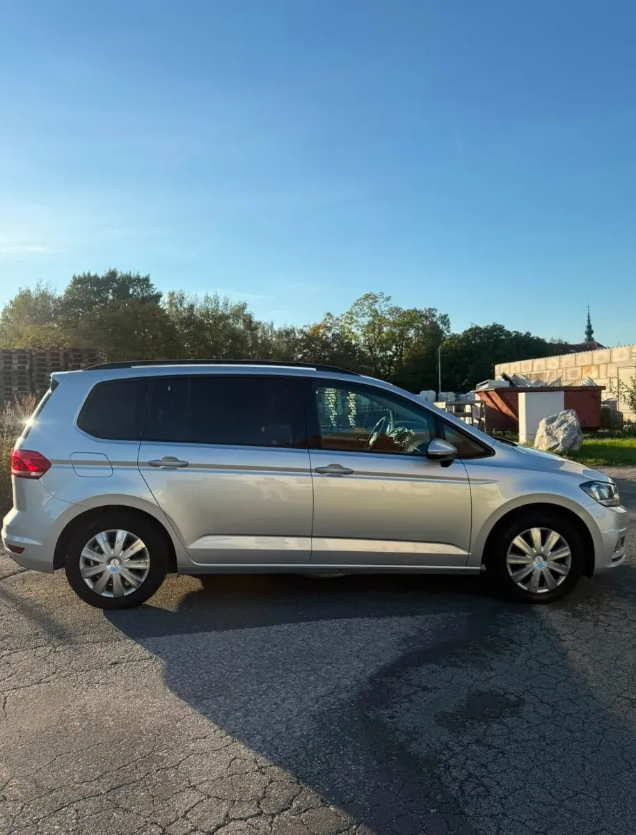 Volkswagen Touran 2017 photo 2