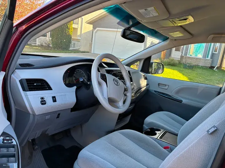 Toyota Sienna 2014 photo 3