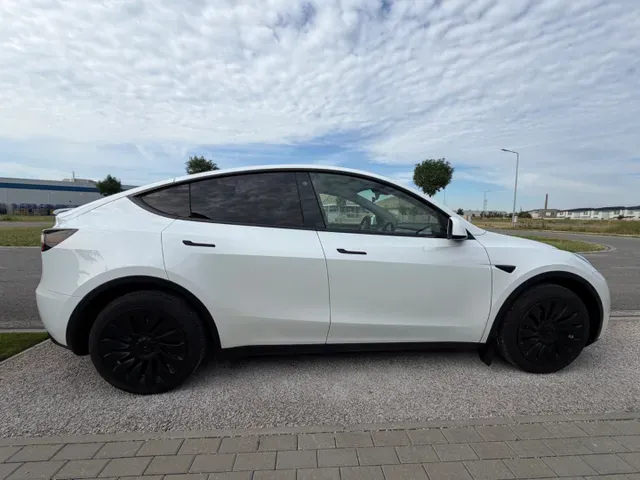 Tesla Model Y 2023 photo 3