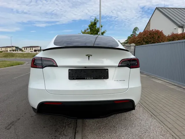 Tesla Model Y 2023 photo 2