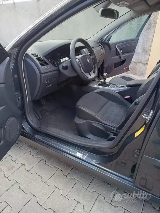 Renault Laguna 2010 photo 4