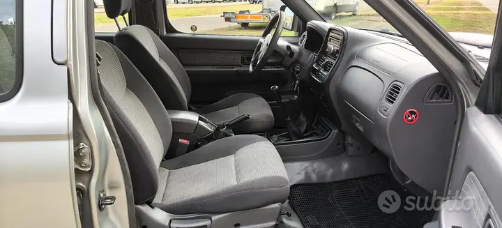 Nissan Np300 2009 photo 3