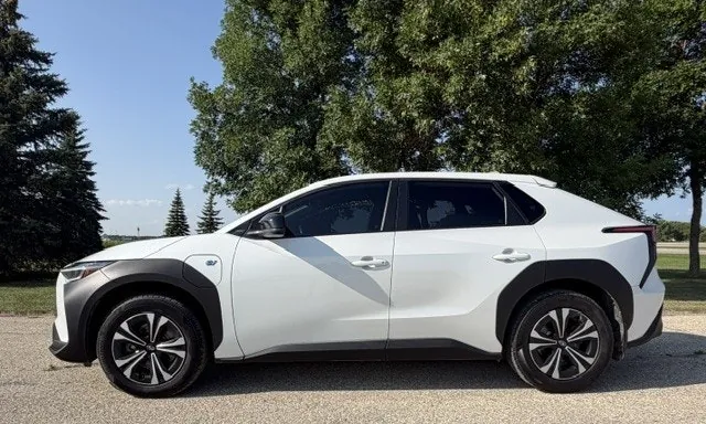 Subaru Solterra 2023 photo 4