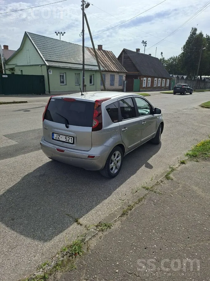 Nissan Note 2010 photo 3
