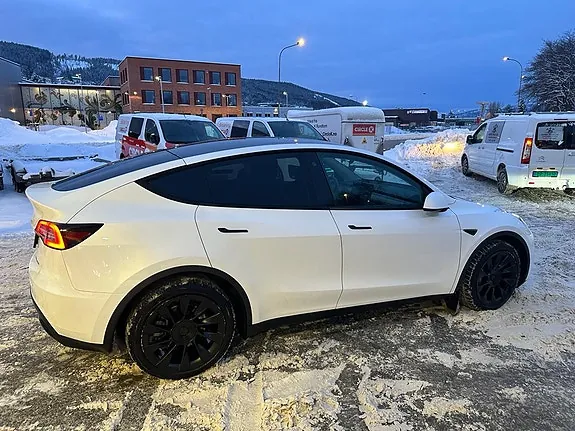 Tesla Model Y 2022 photo 2