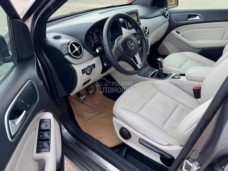 Mercedes-Benz B180 2012 photo 2